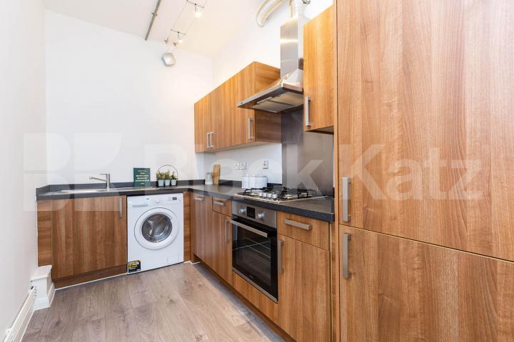 Spacious Live/work warehouse conversion in the trendy Dalston Ability Plaza - Kingsland Road, Dalston